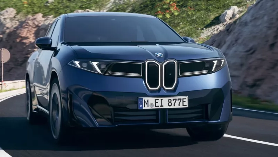 Vue avant du BMW iX3 électrique sur route de campagne