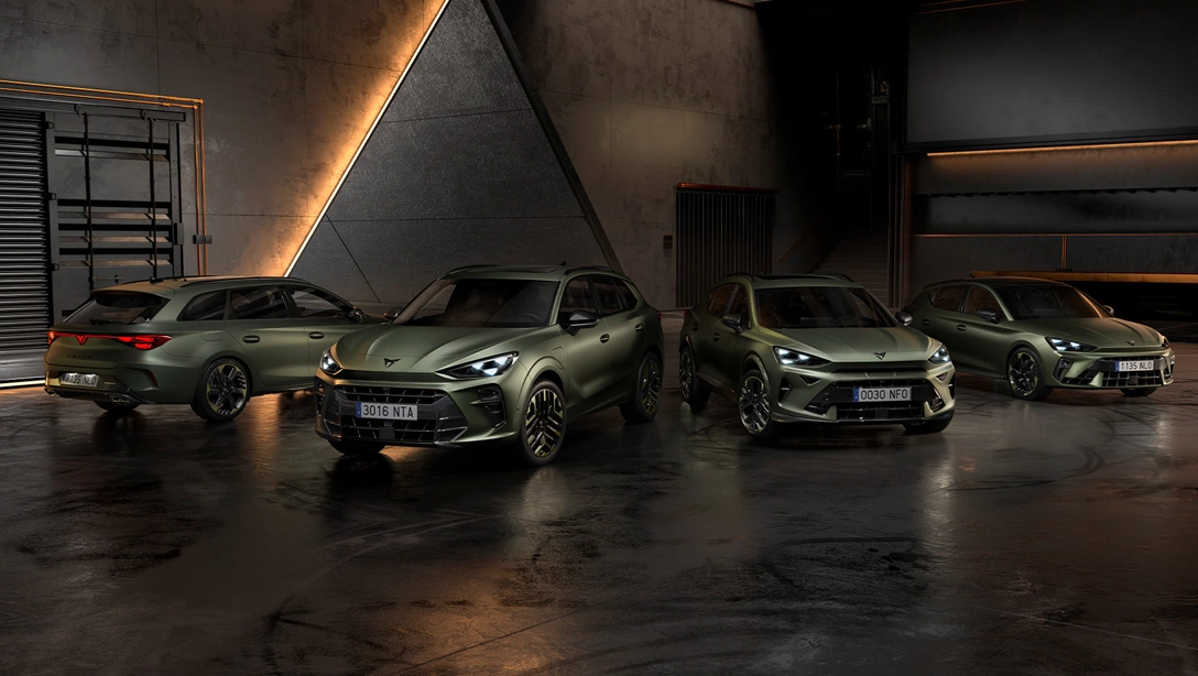 Vue latérale de la Cupra Leon hybride rechargeable sur route de nuit