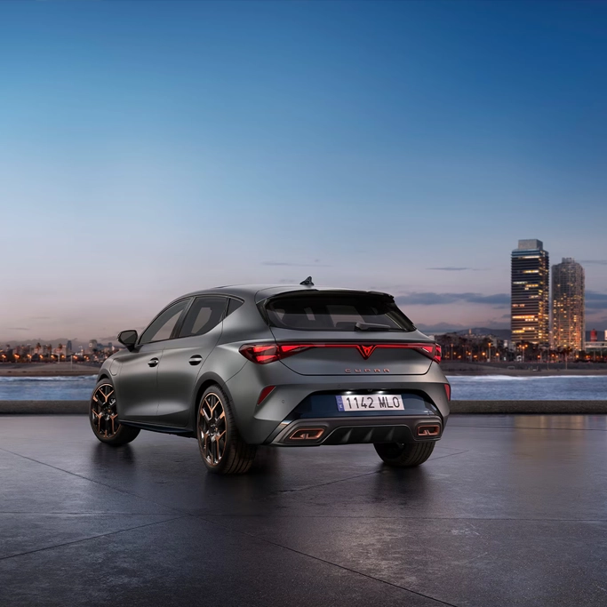 Profil dynamique de la Cupra Leon hybride rechargeable en mouvement