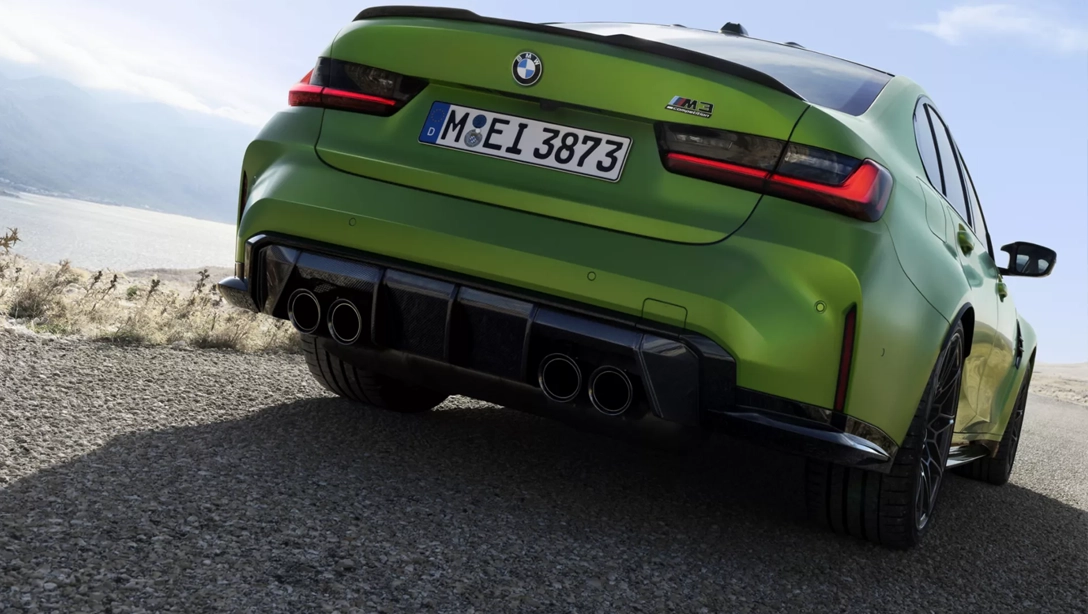 Vue latérale de la BMW M3 sur fond noir