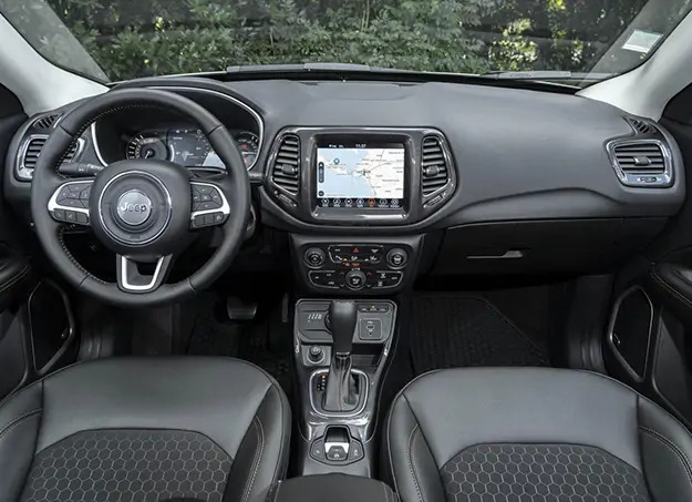 Intérieur du Jeep Compass avec écran tactile et sellerie premium