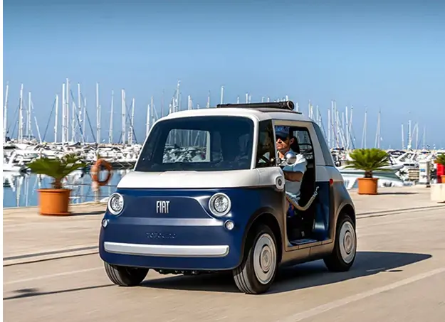 Fiat Topolino électrique vue de trois quart en circulation urbaine