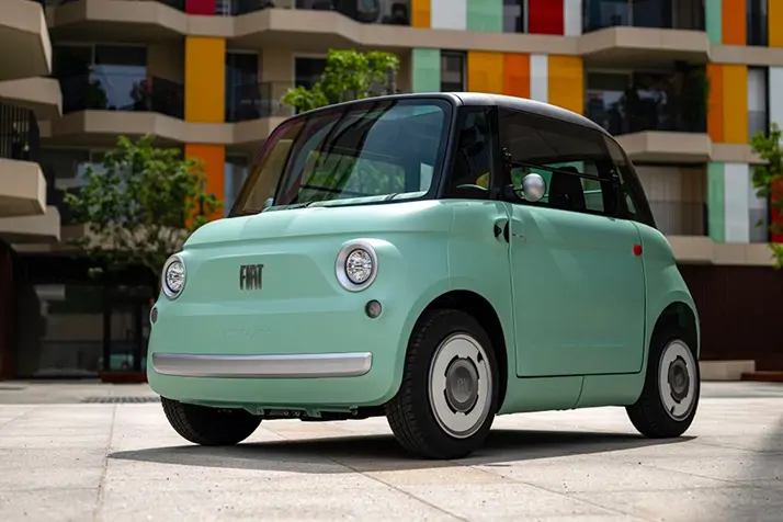 Fiat Topolino électrique vue trois quart avant en ville