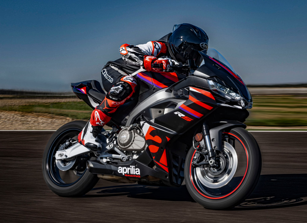 Vue profil de l’Aprilia RS 457 en mouvement