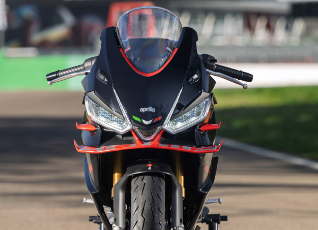 Aprilia RS 660 en action sur circuit vvue avant