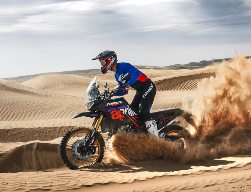 Vue profil de l’Aprilia Tuareg sur route