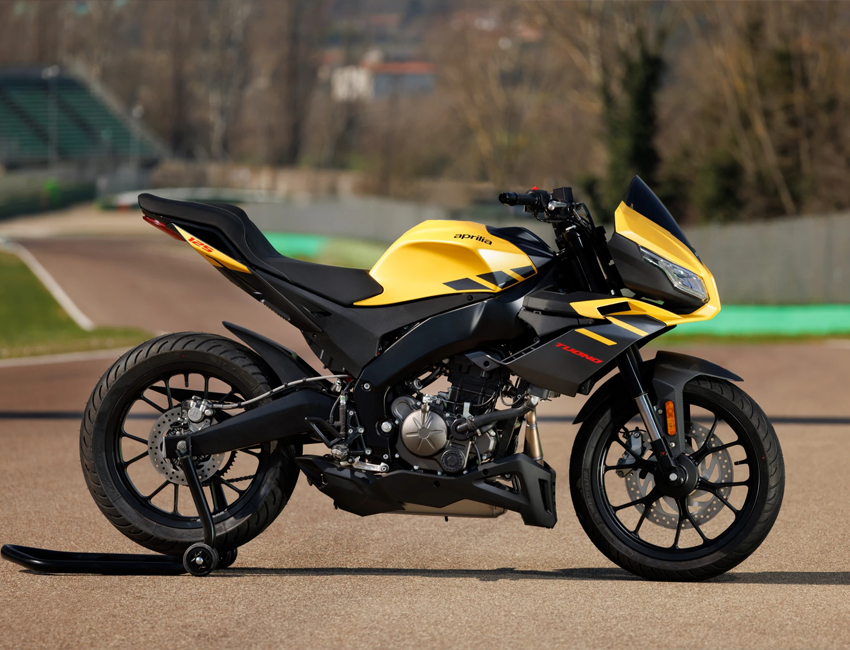 Vue avant de la Aprilia Tuono 125 sur route
