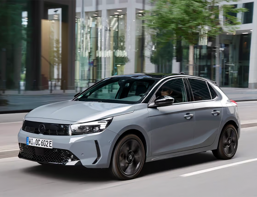 Vue avant de l’Opel Corsa nouvelle génération sur fond sombre