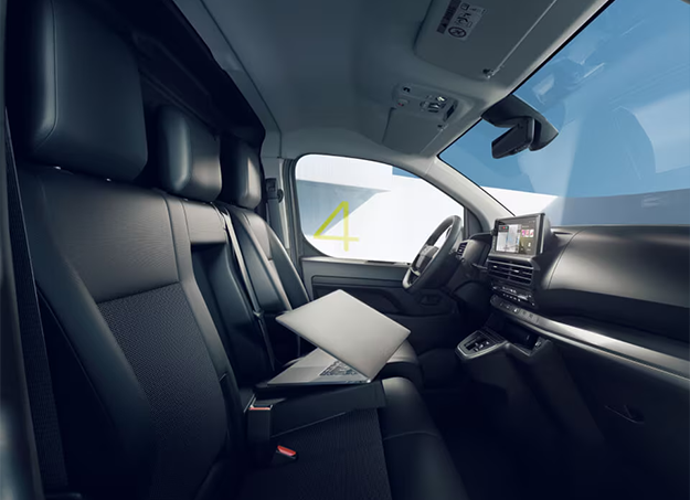 Tableau de bord de l’Opel Vivaro ouvert