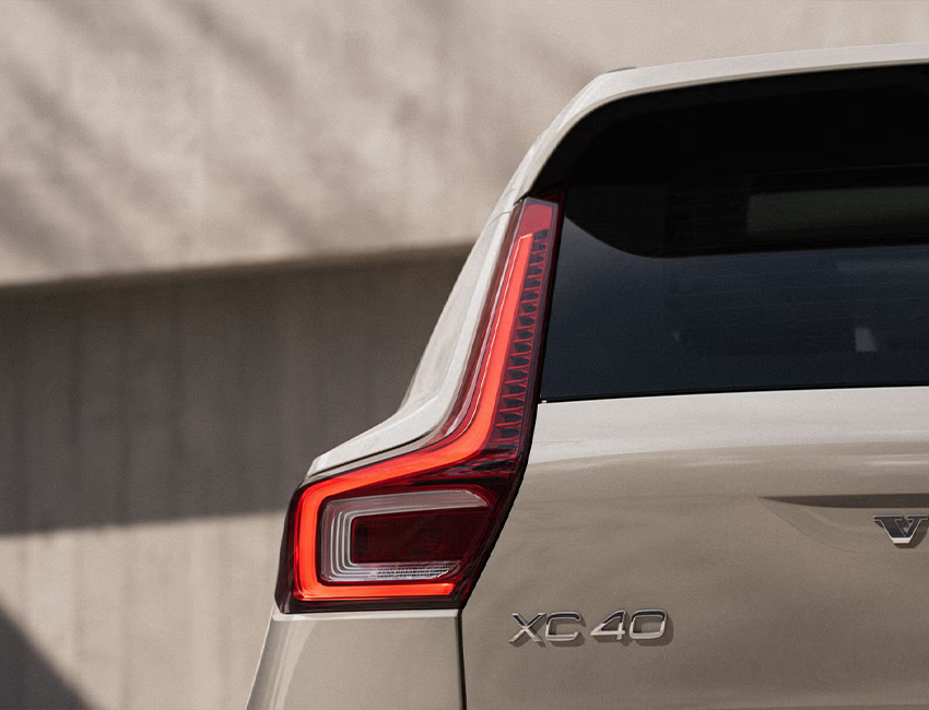 Vue arrière feu du Volvo XC40 micro-hybride avec écran tactile