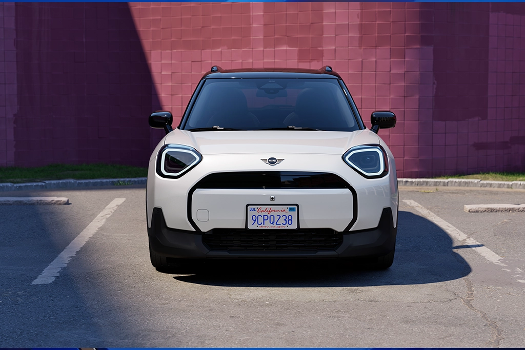 Vue avant du MINI Aceman électrique