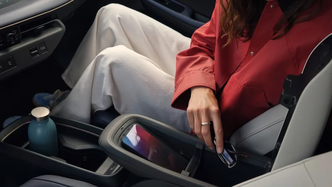 Intérieur moderne de la Nissan Leaf avec écran tactile